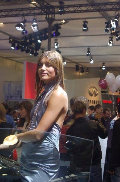 Motorshow 2006, Москва: женщина у автомобиля Infiniti
