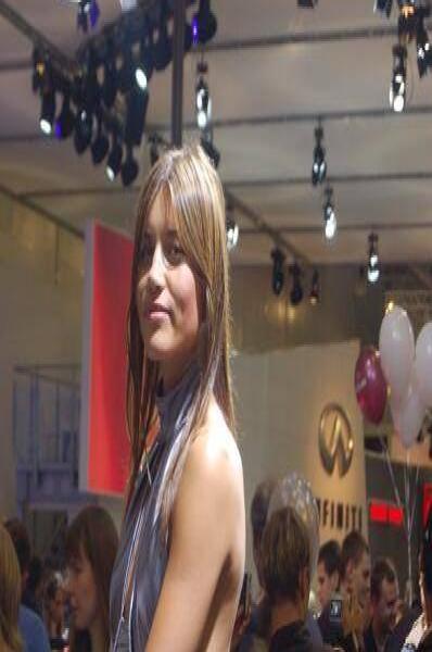 Motorshow 2006, Москва: женщина у автомобиля Infiniti