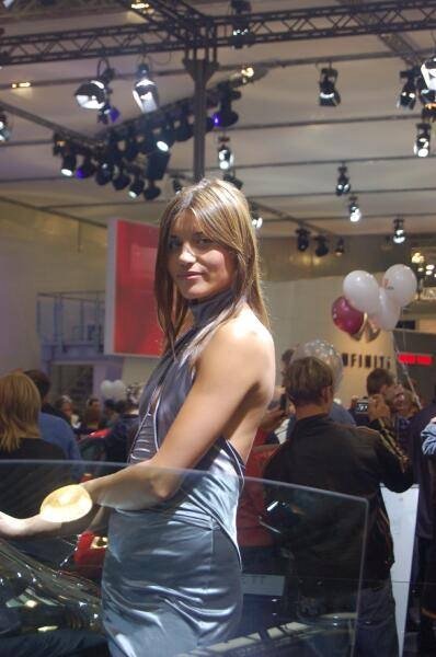 Motorshow 2006, Москва: женщина в серебристом платье у стеклянной витрины