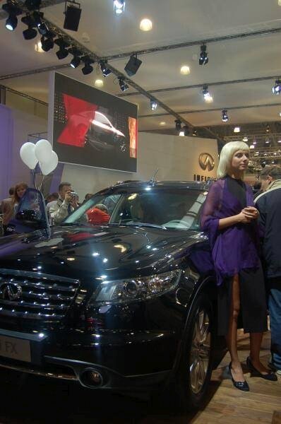 Motorshow 2006: чёрный Infiniti FX на выставке с моделью в фиолетовом