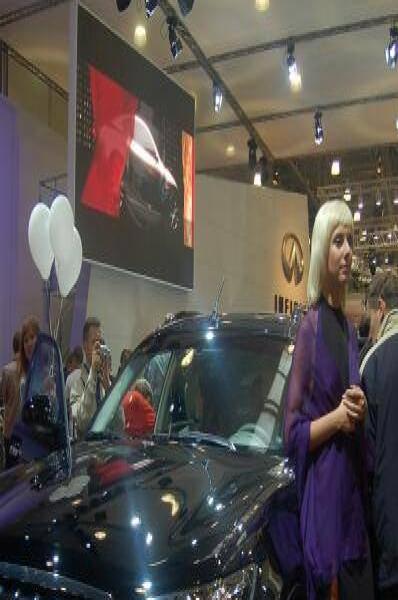Motorshow 2006: чёрный Infiniti FX на выставке с моделью в фиолетовом