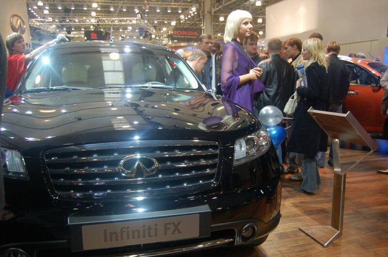 Моторшоу-2006: чёрный Infiniti FX на фоне российского автосалона