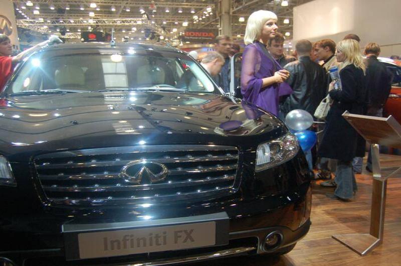 Моторшоу-2006: чёрный Infiniti FX на фоне российского автосалона