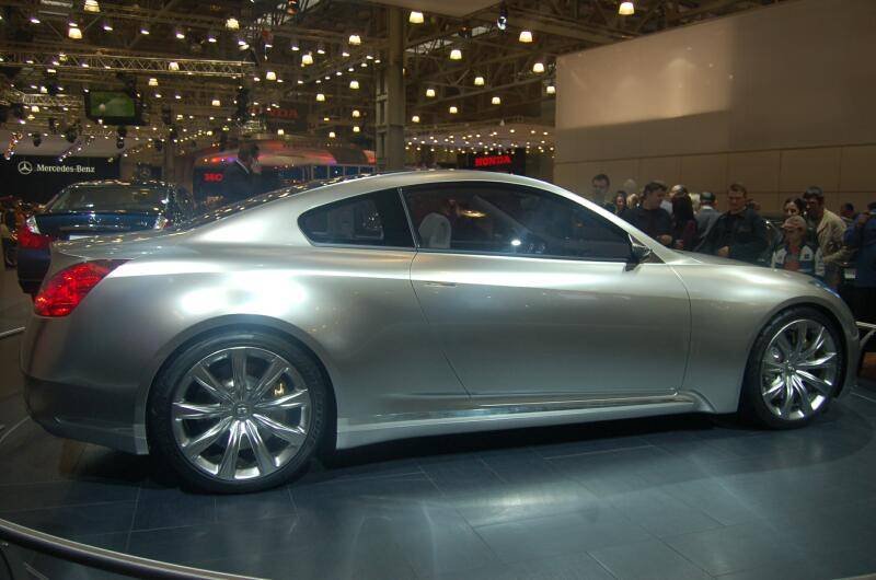 Моторшоу-2006: серебристый Infiniti G35 купе на подиуме в Москве