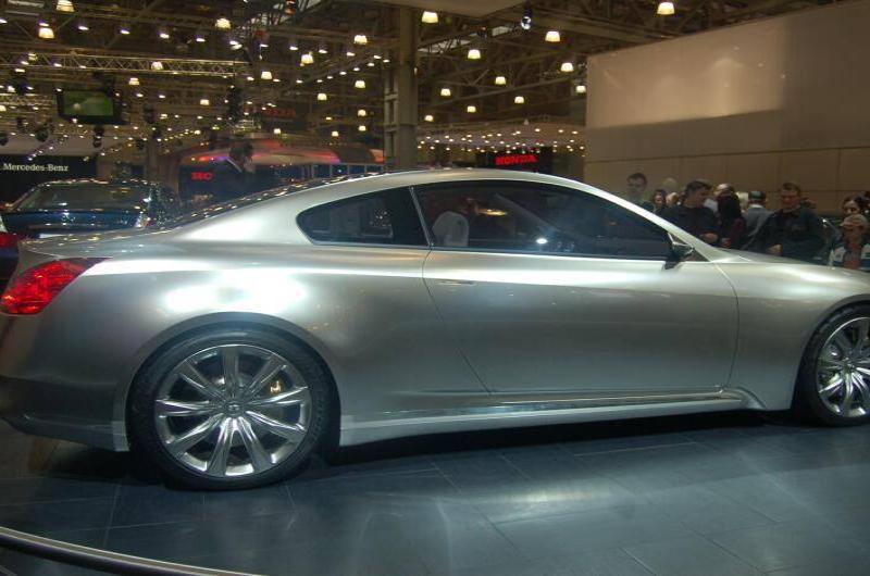 Моторшоу-2006: серебристый Infiniti G35 купе на подиуме в Москве