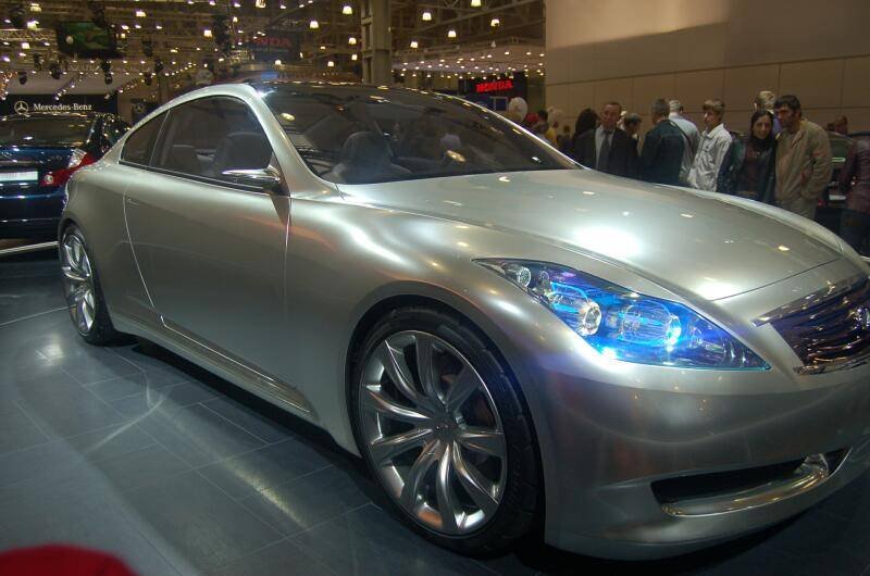 Моторшоу-2006: серебристый концепт Infiniti на фоне Mercedes-Benz и Honda