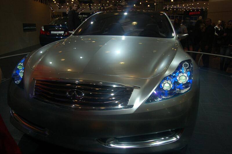 Моторшоу-2006: серебристый Infiniti на подиуме с синими фарами