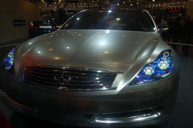 Моторшоу-2006: серебристый Infiniti на подиуме с синими фарами
