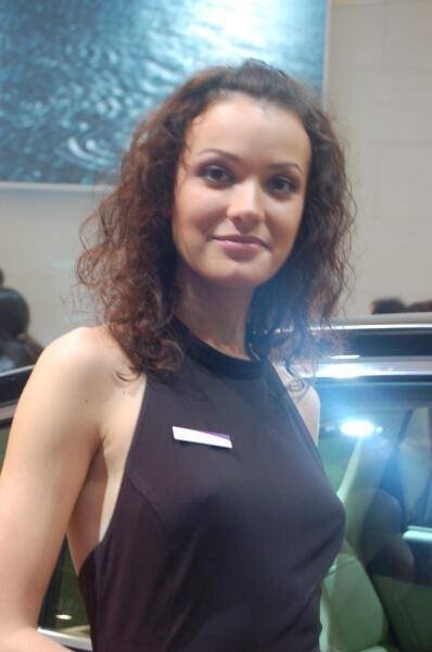 Моторшоу-2006: женщина у автомобиля в зале выставки