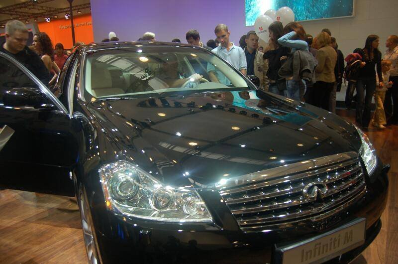 Моторшоу-2006: чёрный Infiniti M на деревянном полу выставки