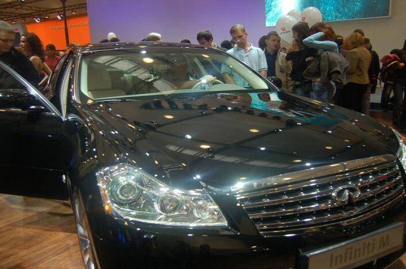 Моторшоу-2006: чёрный Infiniti M на деревянном полу выставки