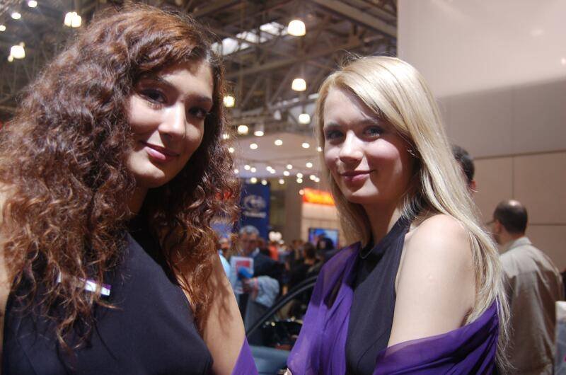 Motorshow 2006: две женщины у выставочного стенда в Москве