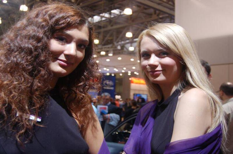 Motorshow 2006: две женщины у выставочного стенда в Москве