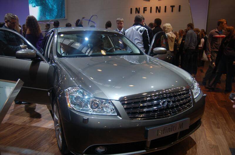 Моторшоу-2006: серебристый Infiniti M на деревянном полу выставки