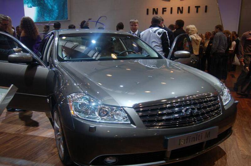 Моторшоу-2006: серебристый Infiniti M на деревянном полу выставки