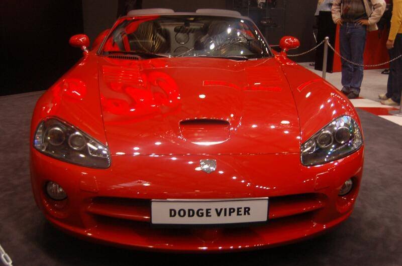 Моторшоу-2006, Москва: красный Dodge Viper на подиуме
