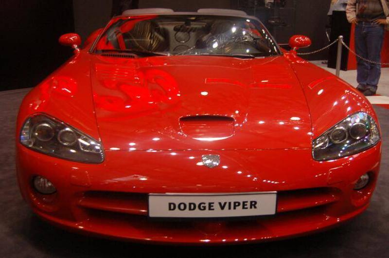 Моторшоу-2006, Москва: красный Dodge Viper на подиуме