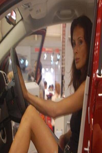 Motorshow 2006, Москва: красный автомобиль с женщиной за рулём