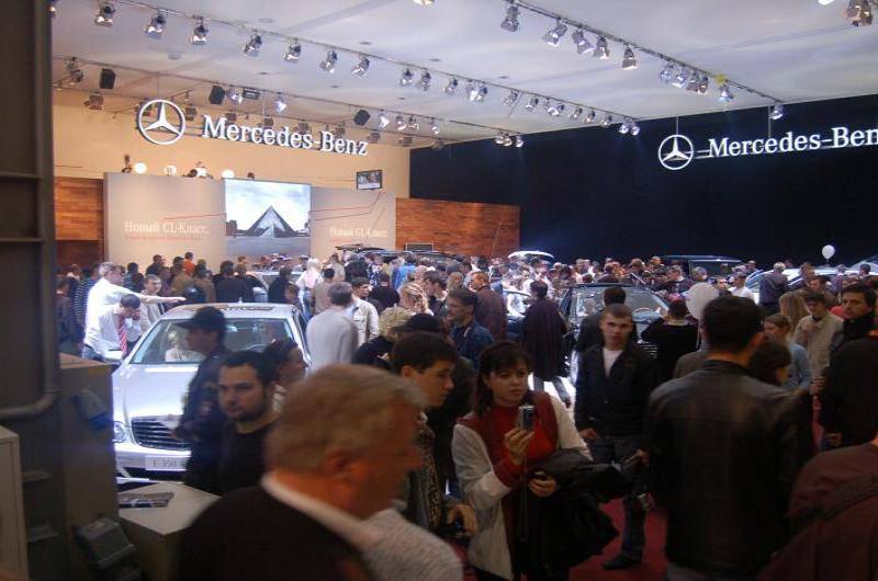 Motorshow 2006: Mercedes-Benz в зале с толпой посетителей