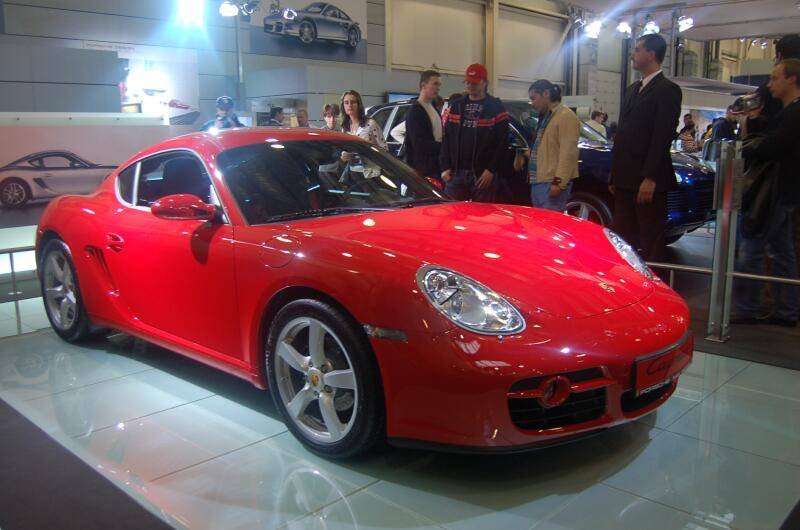 Моторшоу-2006: красный Porsche Cayman на подиуме в Москве