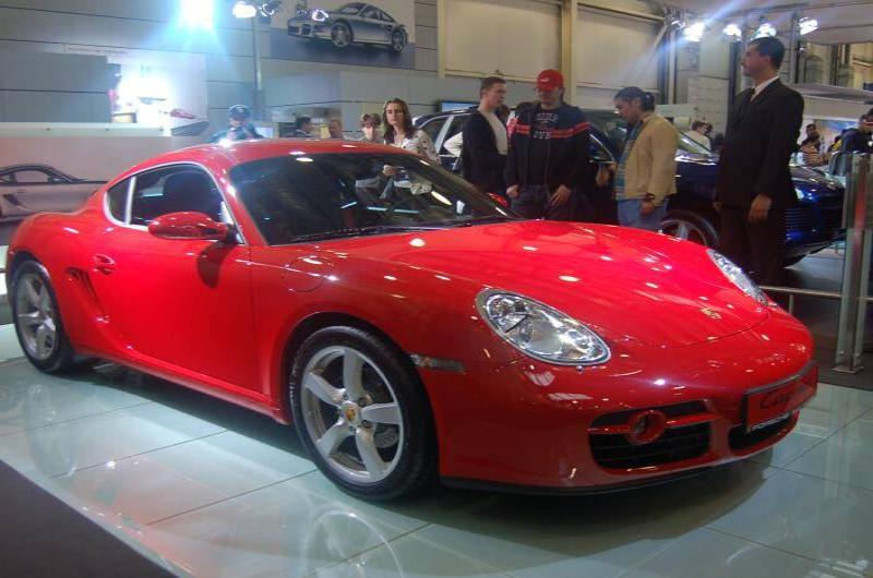 Моторшоу-2006: красный Porsche Cayman на подиуме в Москве