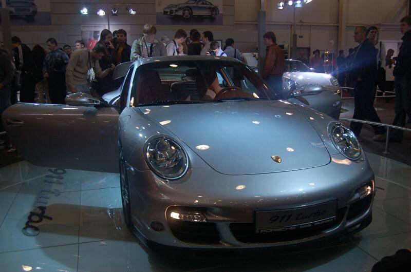Моторшоу-2006: серебристый Porsche 911 Turbo на белом глянцевом полу