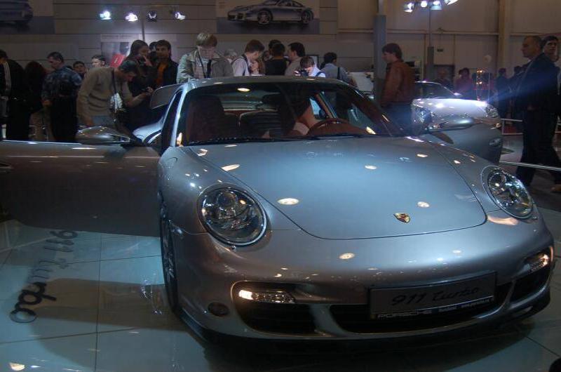 Моторшоу-2006: серебристый Porsche 911 Turbo на белом глянцевом полу