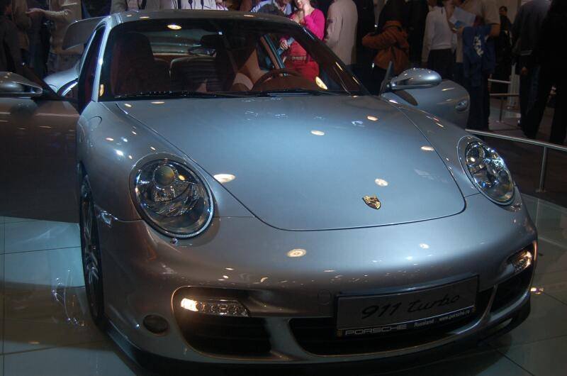 Моторшоу-2006: серебристый Porsche 911 Turbo на белом глянцевом полу