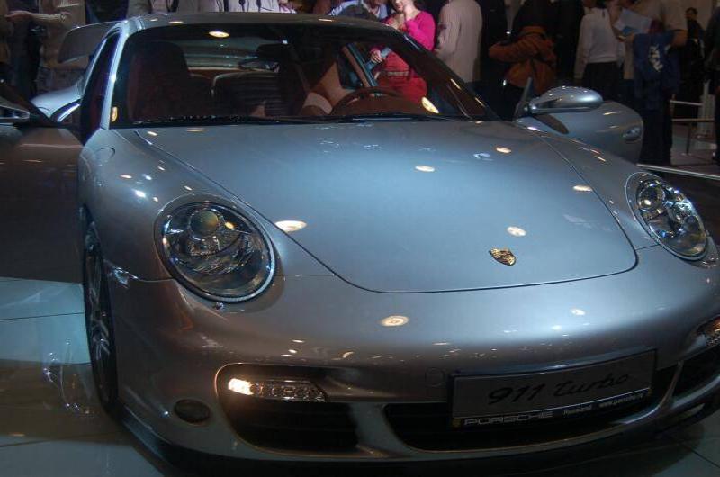 Моторшоу-2006: серебристый Porsche 911 Turbo на белом глянцевом полу