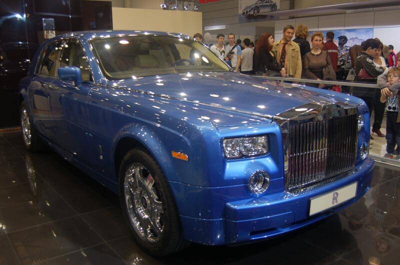 Московский Motorshow 2006: синий Rolls-Royce Phantom на глянцевом полу выставки