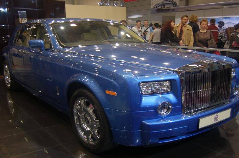 Московский Motorshow 2006: синий Rolls-Royce Phantom на глянцевом полу выставки