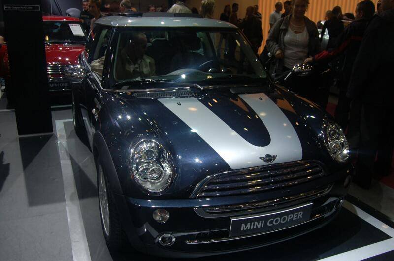 Моторшоу-2006: синий Mini Cooper с белой полосой на выставке