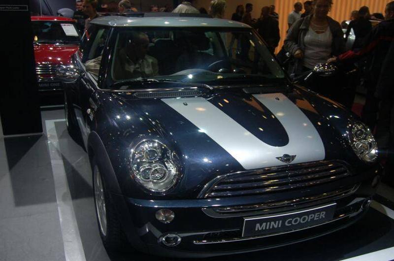 Моторшоу-2006: синий Mini Cooper с белой полосой на выставке