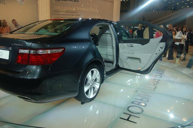 Моторшоу-2006, Москва: чёрный Lexus LS 460 с открытыми дверями