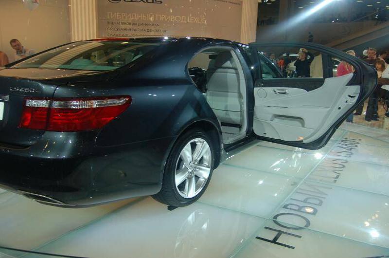 Моторшоу-2006, Москва: чёрный Lexus LS 460 с открытыми дверями