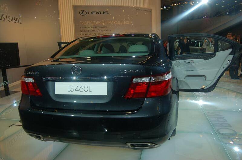 Моторшоу-2006: Lexus LS460L на белом подиуме с открытыми дверями