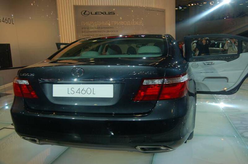 Моторшоу-2006: Lexus LS460L на белом подиуме с открытыми дверями