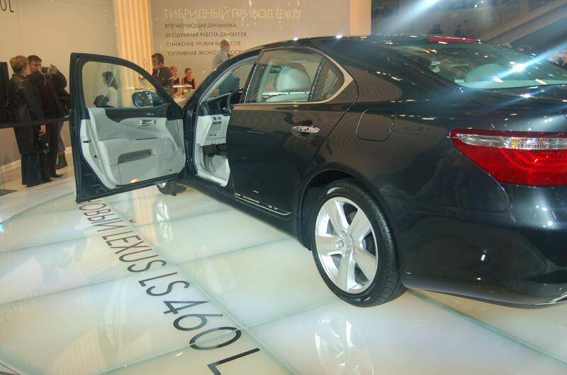 Чёрный седан Lexus LS 460 на автосалоне с открытыми дверями