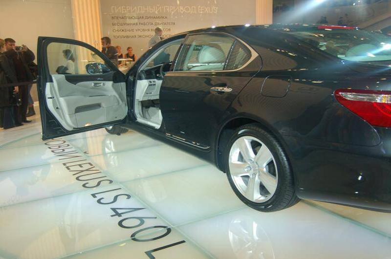 Чёрный седан Lexus LS 460 на автосалоне с открытыми дверями