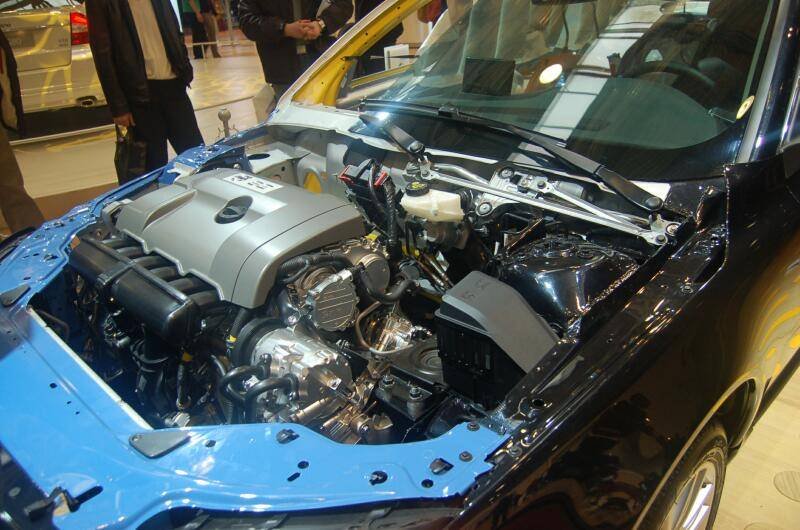 Motorshow 2006, Москва: двигатель чёрного седана на выставке