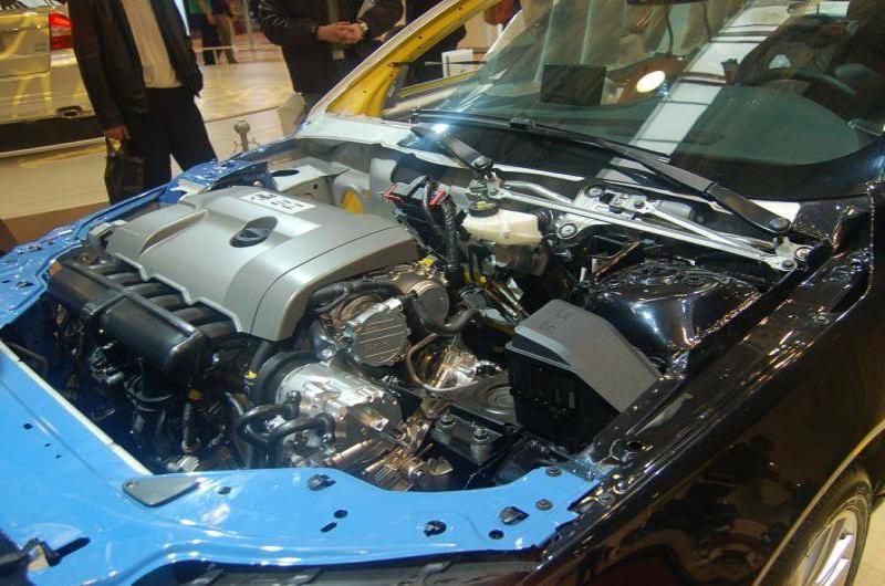 Motorshow 2006, Москва: двигатель чёрного седана на выставке