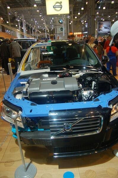 Motorshow 2006: Volvo с открытым капотом и синей передней частью