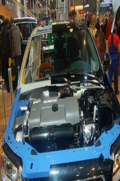 Motorshow 2006: Volvo с открытым капотом и синей передней частью