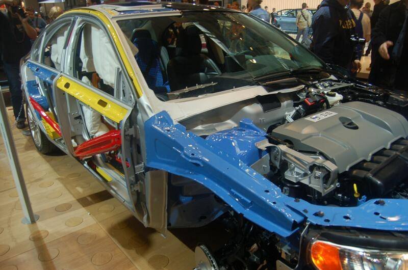 Motorshow 2006: разобранный седан на выставке в Москве