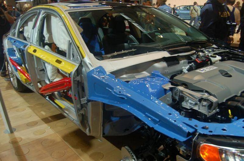 Motorshow 2006: разобранный седан на выставке в Москве