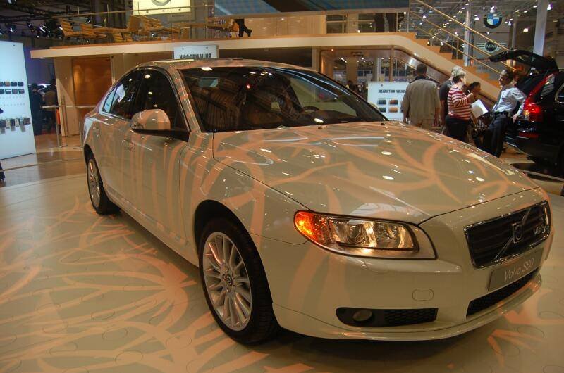 Моторшоу-2006: белый Volvo S80 на подсветке с узорами