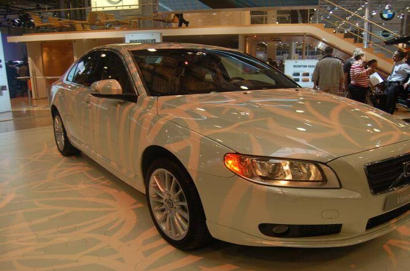 Моторшоу-2006: белый Volvo S80 на подсветке с узорами