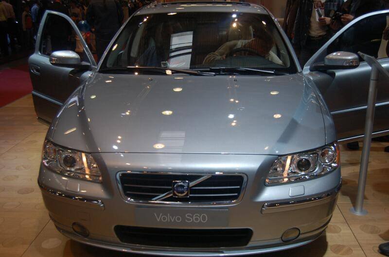 Моторшоу-2006: серебристый Volvo S60 с открытыми дверями в зале выставки