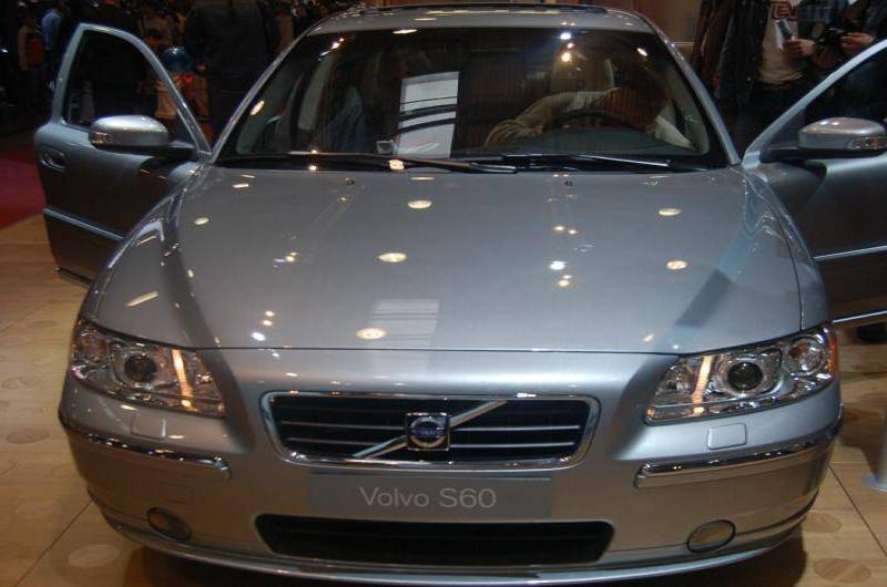 Моторшоу-2006: серебристый Volvo S60 с открытыми дверями в зале выставки