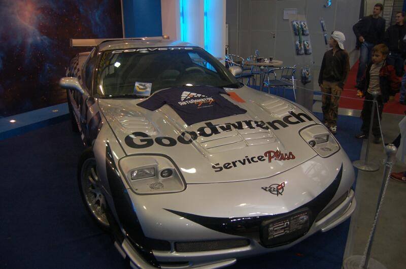 Белый спортивный автомобиль Corvette с наклейками Goodwrench Service Plus на выставке